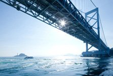 Meeresbrücke mit Sonnenreflex