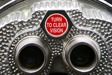 Okular eines Fernglases mit der Aufschrift „Turn to clear vision“