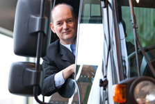 Martin Ritschel, Fachübersetzer für die Fahrzeugindustrie, schaut aus dem Fenster eines Unimog.